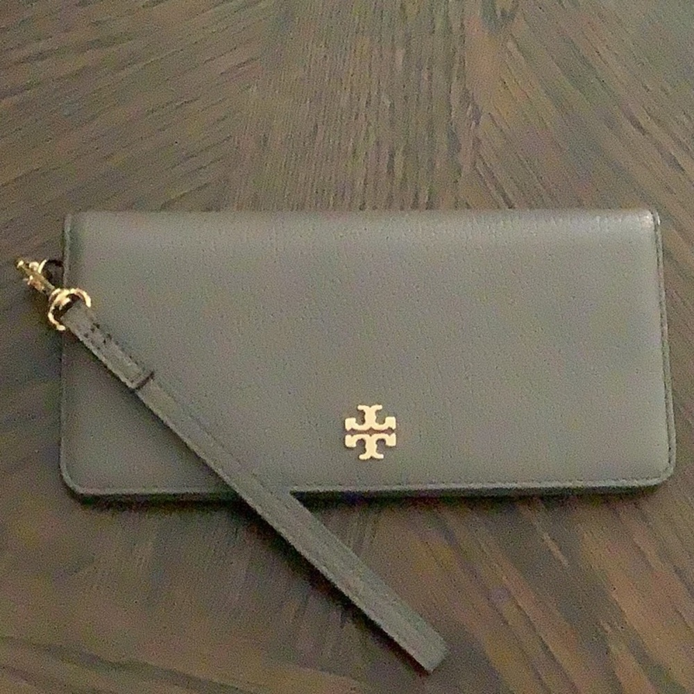 Tory Burch Carter Slim Wristlet Envelope Silver Maple.